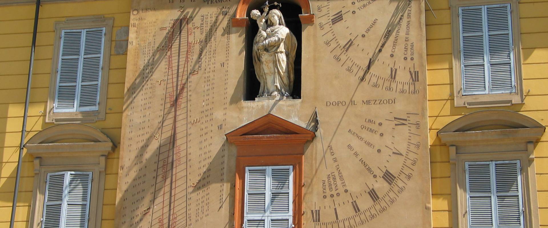 Clessidra del Palazzo del Governatore in Piazza Garibaldi a Parma foto di Carloferrari